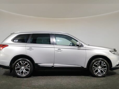 2017 Mitsubishi Outlander III Рестайлинг 2, серебристый, 1600000 рублей, вид 4