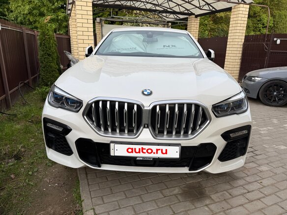 2021 BMW X6 40d III (G06), белый, 6200000 рублей - вид 4