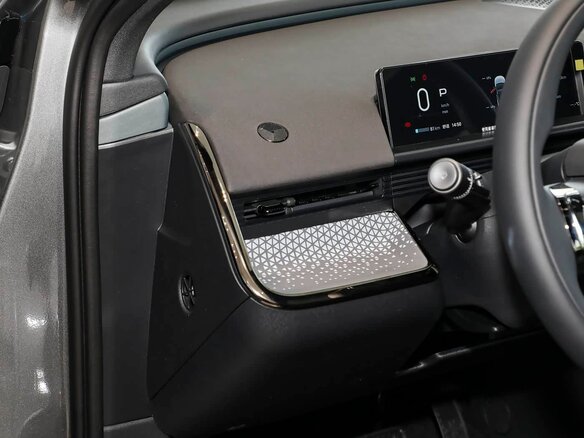 2026 Toyota bZ3X 58.3 kWh, чёрный, 3895003 рублей - вид 40