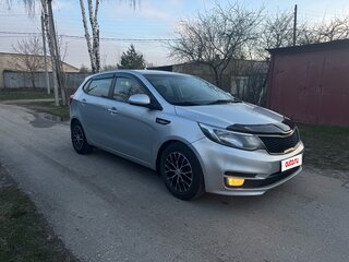 2015 Kia Rio III Рестайлинг, серебристый, 900000 рублей, вид 1