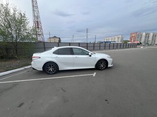 2021 Toyota Camry VIII (XV70) Рестайлинг, белый, 3100000 рублей, вид 2