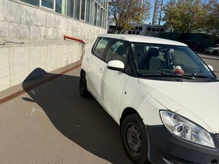 2013 Skoda Fabia II Рестайлинг, белый, 350000 рублей, вид 1