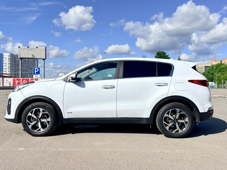 2021 Kia Sportage IV Рестайлинг, белый, 2240000 рублей, вид 2