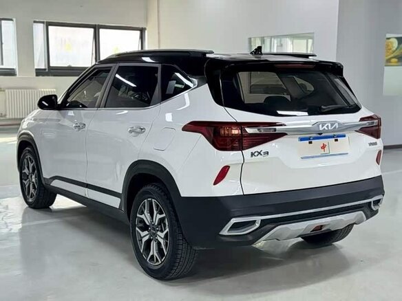 2022 Kia KX3, белый, 1450000 рублей - вид 6