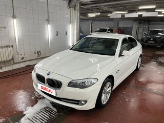 2012 BMW 5 серии 528i xDrive VI (F10/F11/F07), белый, 1950000 рублей, вид 3