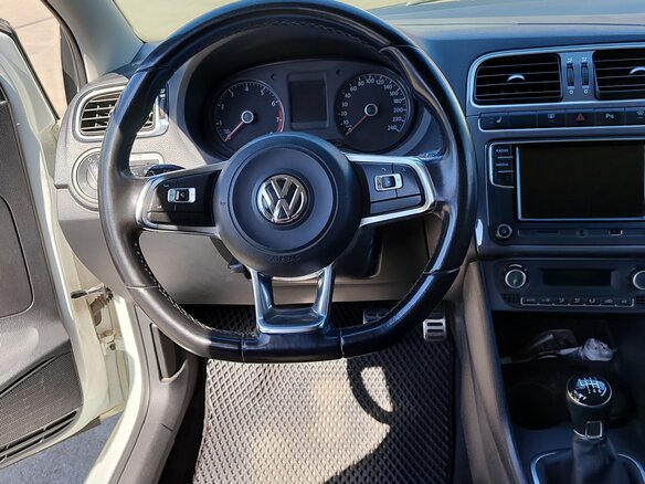 2018 Volkswagen Polo V Рестайлинг, белый, 630000 рублей - вид 5