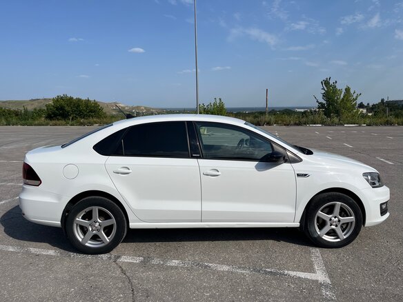 2017 Volkswagen Polo V Рестайлинг, белый, 930000 рублей - вид 3