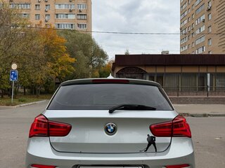 2017 BMW 1 серии 118i II (F20/F21) Рестайлинг 2, серебристый, 1450000 рублей, вид 4