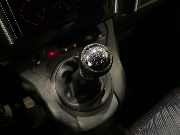 2010 Peugeot Partner, серый, 650000 рублей - вид 13