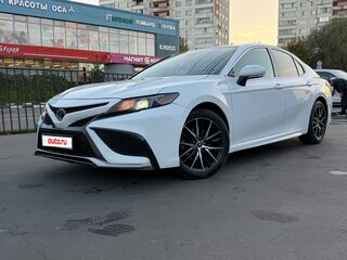 2022 Toyota Camry VIII (XV70) Рестайлинг, белый, 2100000 рублей, вид 1