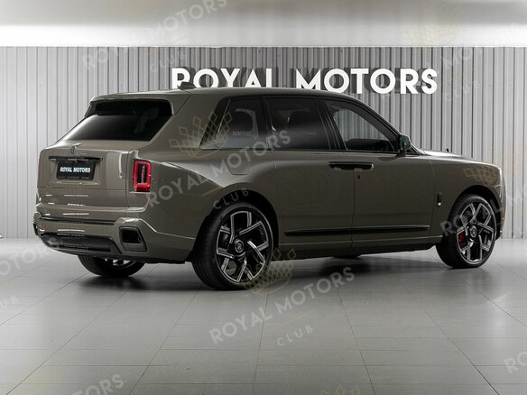 2025 Rolls-Royce Cullinan Black Badge I Рестайлинг (Series II), серый, 61900000 рублей - вид 4