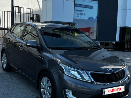 2014 Kia Rio 6-speed III, серебристый, 1350000 рублей, вид 3