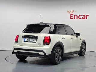 2022 Mini Hatch Cooper III (F55/F56) Рестайлинг 2, бежевый, 1890000 рублей, вид 3