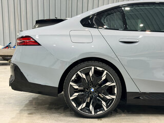 2024 BMW 5 серии 530e xDrive VIII (G60/G61/G68), серый, 8400000 рублей, вид 5