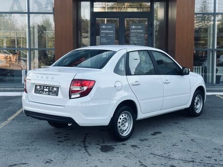 2026 Lada (ВАЗ) Granta I Рестайлинг, белый, 1068000 рублей, вид 4