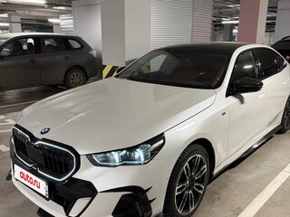 2024 BMW 5 серии Long 530Li xDrive VIII (G60/G61/G68), белый, 8685000 рублей, вид 3