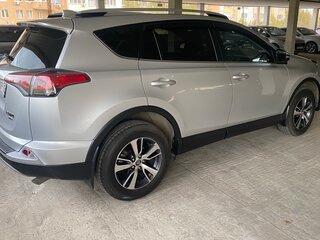 2017 Toyota RAV4 IV (XA40) Рестайлинг, серебристый, 3000000 рублей, вид 3