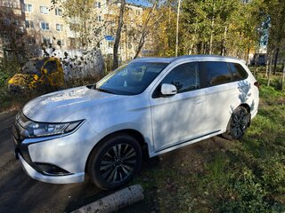 2022 Mitsubishi Outlander III Рестайлинг 3, белый, 2500000 рублей, вид 4