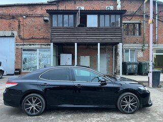 2022 Toyota Camry VIII (XV70) Рестайлинг, чёрный, 2500000 рублей, вид 2