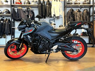 2021 Yamaha MT-03, серебристый, 630000 рублей, вид 4