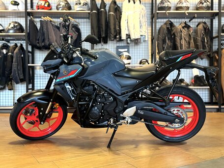 2021 Yamaha MT-03, серебристый, 630000 рублей, вид 4