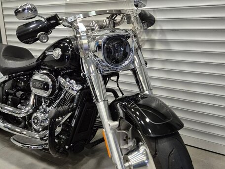 2023 Harley-Davidson Fat Boy, чёрный, 3250000 рублей, вид 4