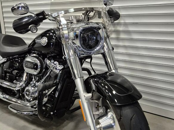 2023 Harley-Davidson Fat Boy, чёрный, 3250000 рублей - вид 3