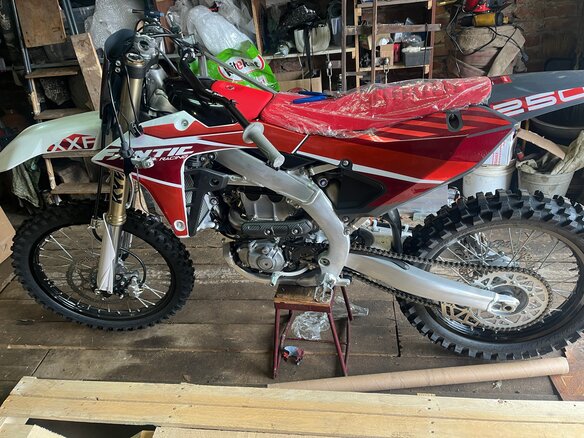 2025 Yamaha YZ250F, чёрный - вид 15