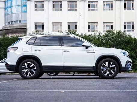 2023 Volkswagen Tayron I Рестайлинг, белый, 2368000 рублей, вид 2