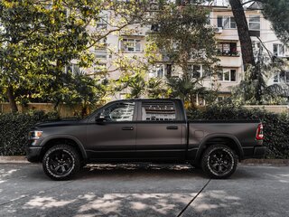 2022 Ram 1500 Crew Cab V, чёрный, 9480000 рублей, вид 3