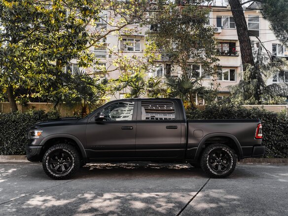 2022 Ram 1500 Crew Cab V, чёрный, 9480000 рублей - вид 2