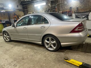 2005 Mercedes-Benz C-Класс 230 II (W203) Рестайлинг, серебристый, 730000 рублей, вид 3