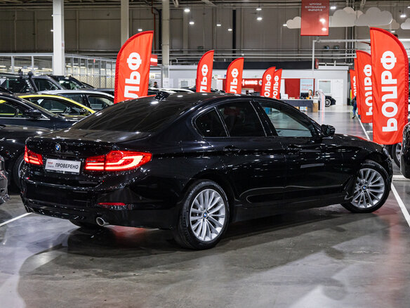 2019 BMW 5 серии 520d xDrive VII (G30/G31/G38), чёрный, 3389700 рублей - вид 5
