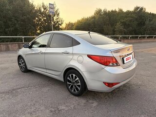2014 Hyundai Solaris I Рестайлинг, серебристый, 840000 рублей, вид 5