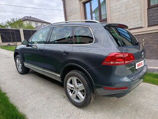 2011 Volkswagen Touareg II, серый, 1570000 рублей, вид 5
