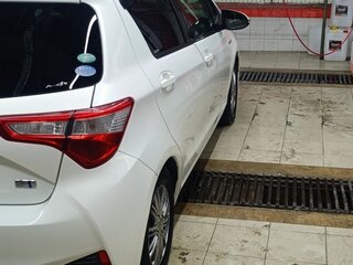 2017 Toyota Vitz III (XP130) Рестайлинг 2, белый, 949000 рублей, вид 3