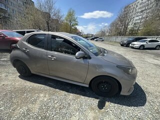 2022 Toyota Yaris IV, коричневый, 1190000 рублей, вид 2