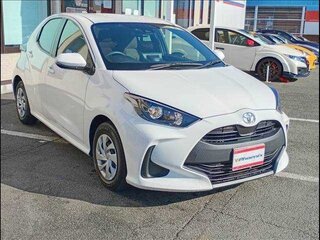2021 Toyota Yaris IV, белый, 740000 рублей, вид 1