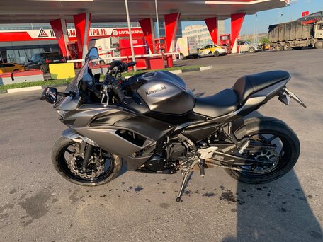 2021 Kawasaki Ninja 650, серый, 690000 рублей, вид 1