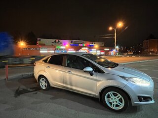 2015 Ford Fiesta Mk6 Рестайлинг, серебристый, 680000 рублей, вид 2