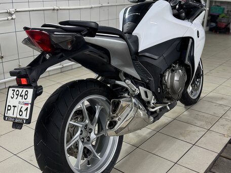 2010 Honda VFR 1200, белый, 730000 рублей, вид 2