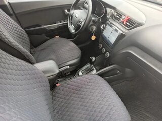 2017 Kia Rio III Рестайлинг, белый, 1050000 рублей, вид 5