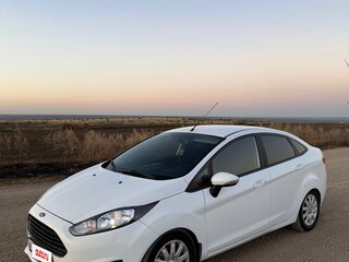 2015 Ford Fiesta Mk6 Рестайлинг, белый, 840000 рублей, вид 1