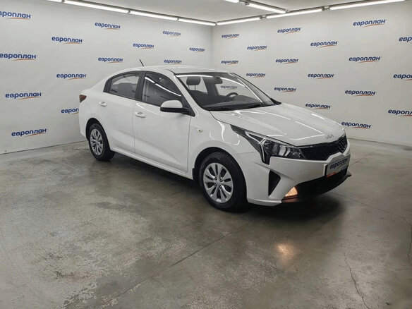 2021 Kia Rio IV Рестайлинг, белый, 1670000 рублей - вид 1