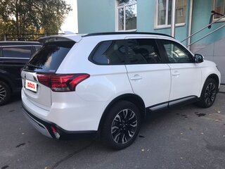 2021 Mitsubishi Outlander III Рестайлинг 3, белый, 2850000 рублей, вид 4