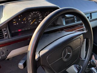 1993 Mercedes-Benz E-Класс 200 I (W124), чёрный, 380000 рублей, вид 3