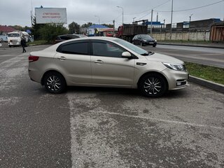 2015 Kia Rio III Рестайлинг, бежевый, 840000 рублей, вид 2