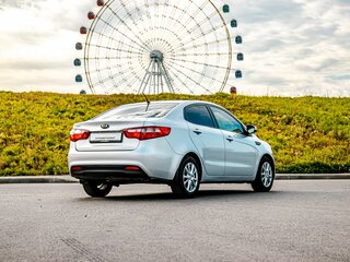 2013 Kia Rio 5-speed III, серебристый, 800000 рублей, вид 2