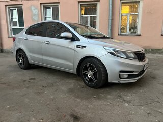 2016 Kia Rio III Рестайлинг, серебристый, 930000 рублей, вид 1