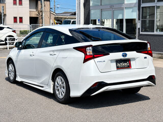 2022 Toyota Prius IV Рестайлинг (XW50), белый, 1500000 рублей, вид 5